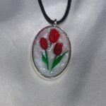 Nyaklánc ovális virágos medállal