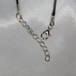 Nyaklánc ovális virágos medállal